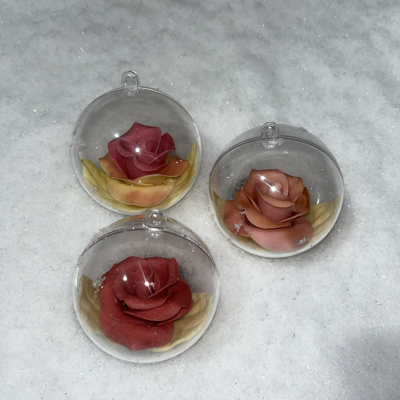 Roses Colorées au Chocolat Blanc Artisanal - Boite Boule