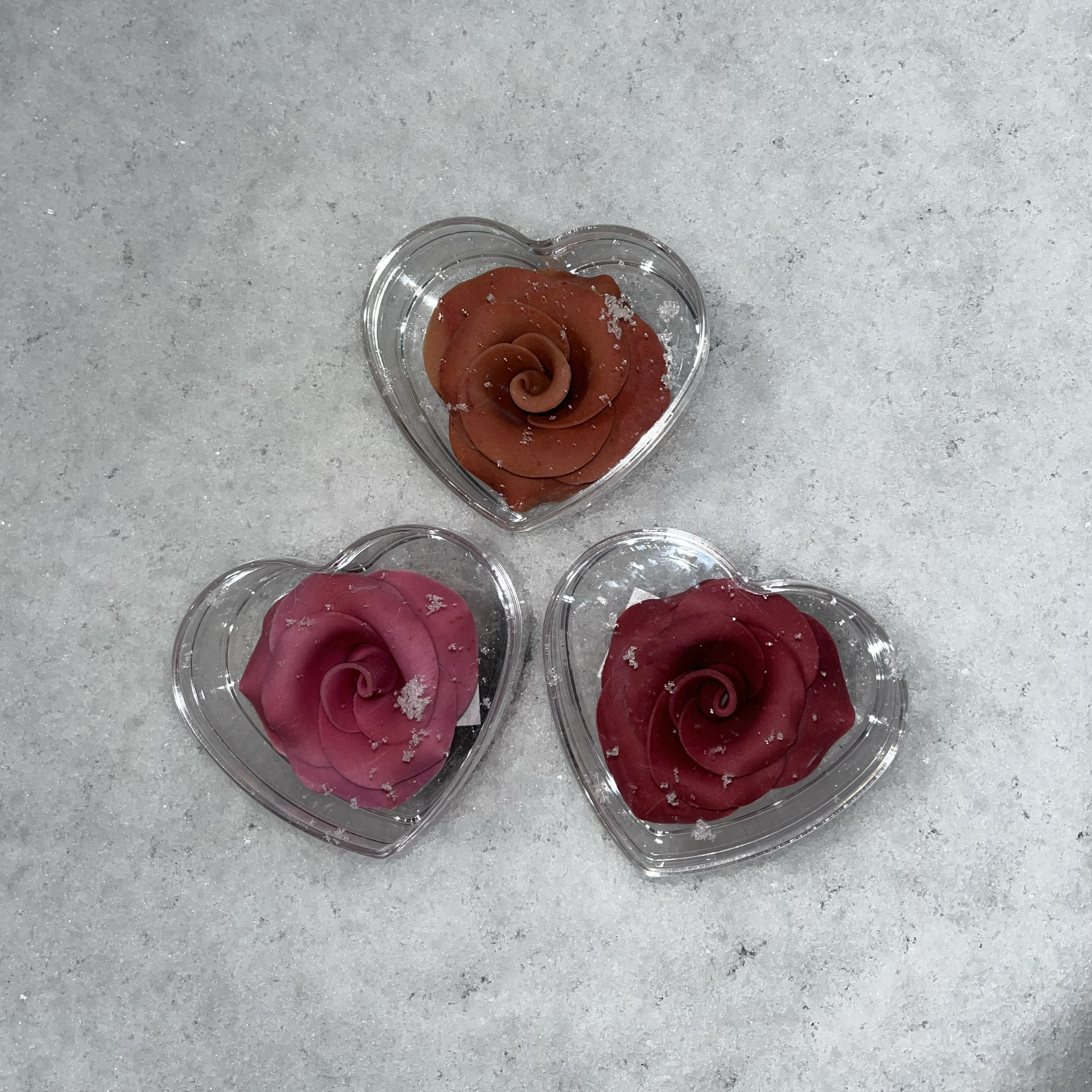 Roses Colorées au Chocolat Blanc Artisanal - Boîte Cœur